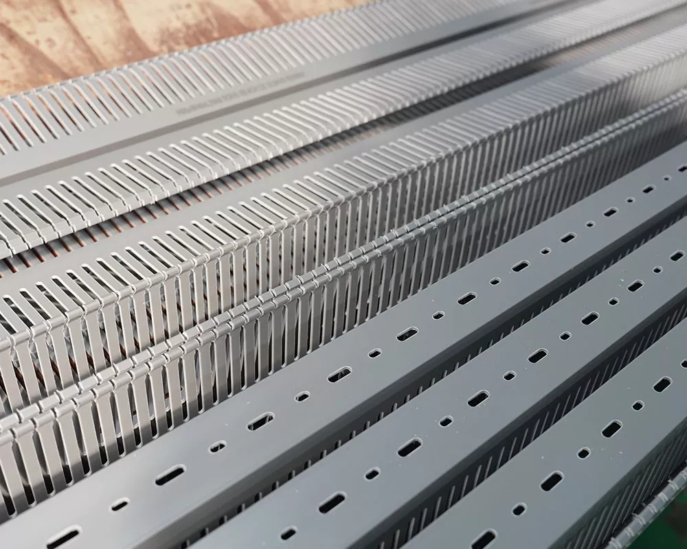 Каков диапазон температурной устойчивости огнестойкого кабельного лотка из ПВХ внутри распределительного шкафа?